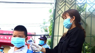 'Nghỉ học lâu quá rồi, đến trường gặp thầy cô, bạn bè thôi'