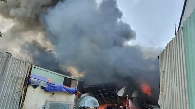 Bình Dương: Đang cháy lớn vựa ve chai trong khu dân cư