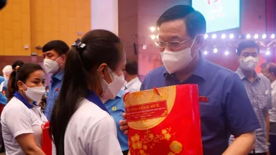 Chủ tịch Quốc hội tham dự Tết Sum vầy, trao quà cho công nhân ở Bình Dương