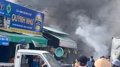 Đang cháy lớn tại ki ốt gần chợ Dĩ An ở Bình Dương