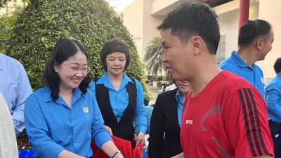 Bình Dương tặng 5.000 cặp vé tàu đưa công nhân về quê đón tết