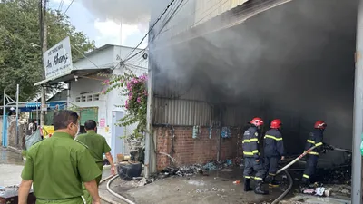 Nam thanh niên nghi ngáo đá tấn công công an, đốt nhà dân