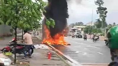 Đầu xe container bốc cháy dữ dội, tài xế may mắn thoát chết