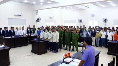 Hàng trăm người đến dự phiên tòa vụ 'vẽ dự án ma' lừa đảo hơn 162 tỉ đồng ở Bình Dương 