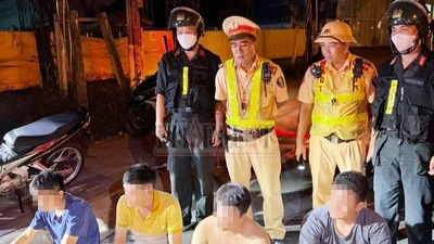 Tổ tuần tra đặc biệt 171 ở Bình Dương phát hiện ma túy đá trên xe ô tô