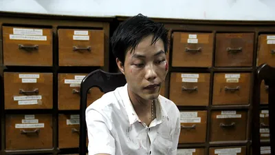 quẹt xe, rút dao đâm hai người trọng thương