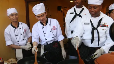 Hải quân Hoa Kỳ trổ tài nấu mỳ Quảng