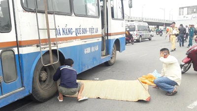 Va chạm với xe khách, người đi xe máy bị cán tử vong