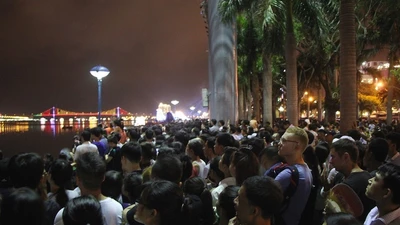Hàng chục ngàn người đổ về xem pháo hoa Đà Nẵng