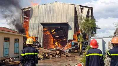 200 khối gỗ quý trong xưởng gỗ bốc cháy dữ dội