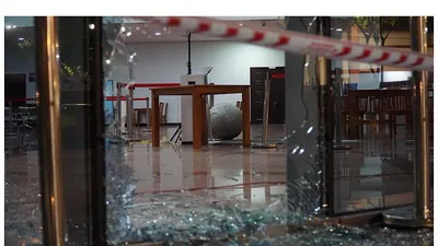 Ô tô húc 2 người rồi lao vào toà nhà hành chính Đà Nẵng