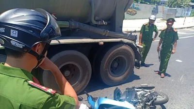 Dừng đèn đỏ, người phụ nữ bị xe đầu kéo tông