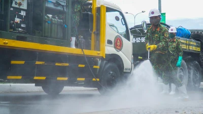 Đoàn xe quân đội phun thuốc khử trùng tại quận Sơn Trà