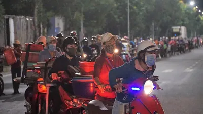 Ngư dân Đà Nẵng xếp hàng ‘xuyên đêm’ chờ lấy mẫu xét nghiệm