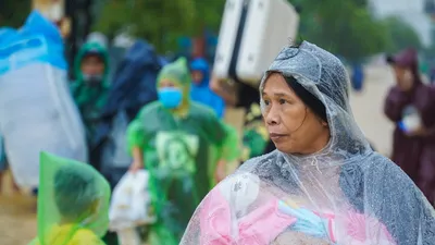 Người dân Huế ôm con, vác vali chạy lũ đang dâng cao 