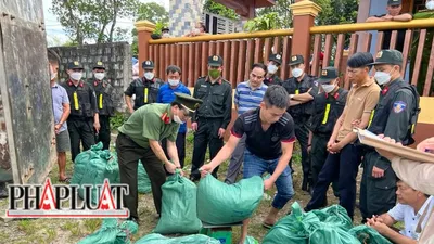 Bắt 2 người tàng trữ gần 1 tấn thuốc nổ có thủ cả súng