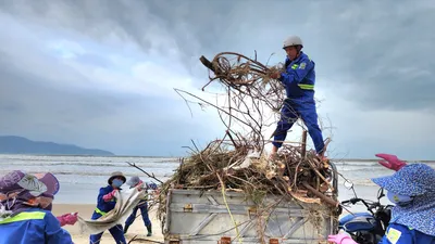 Bờ biển Đà Nẵng ngập rác, công nhân môi trường đội gió rét thu gom