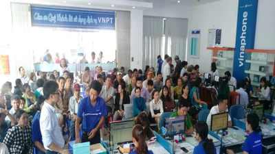 Không khóa thuê bao sau 24-4, người dân vẫn ùn ùn đi đăng ký