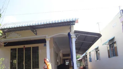 Người dân Cần Thơ xây tường ngăn triều cường vào nhà