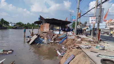 Cần Thơ: Sạt lở nhấn chìm 4 căn nhà và 80 tấn gạo