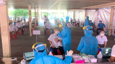 Lấy mẫu xét nghiệm COVID-19 cho các công nhân trong khu công nghiệp