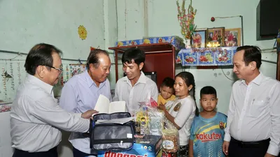 Nguyên Phó Thủ tướng Thường trực Trương Hòa Bình thăm hỏi, động viên ngư dân Bạc Liêu