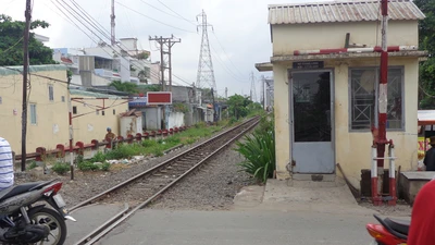 Vì gác chắn bé tẹo, cầu đường sắt Bình Lợi chậm tiến độ