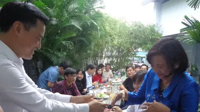 Cà phê sáng 'nóng' chuyện mở rộng đường quanh sân bay