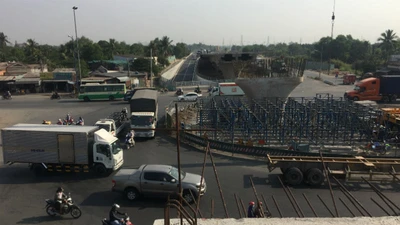 Phóng sự ảnh: Sắp thông xe hàng loạt cầu vượt, hầm chui