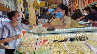 Thị trường vàng Thần tài: Mua nhiều sẽ lỗ nặng