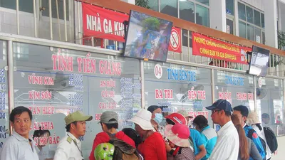 TP.HCM: Chen nhau mua vé về quê dịp tết Dương lịch 