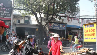 Nửa đêm đã ùa ra đường mua cá lóc nướng cúng thần tài