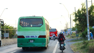 'Hung thần' chở công nhân tung hoành trên quốc lộ 1A