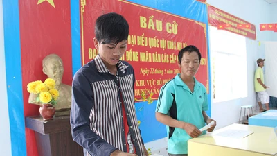 Chuyện bỏ phiếu của cử tri 81 tuổi và cử tri 18 tuổi 