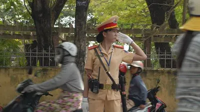 Huy động nữ CSGT làm nhiệm vụ trong mùa tuyển sinh