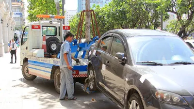 Quận 1 phạt xe biển xanh đậu trên vỉa hè