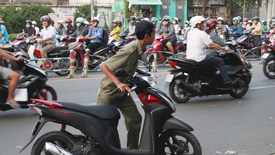  Lấy cớ quẹo xe vào nhà để chạy xe lên lề đường