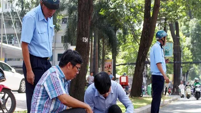 Phó Chủ tịch quận 3 đo lộ giới để xử lý vỉa hè