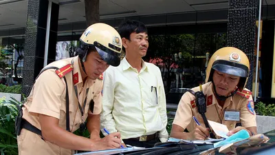 Đối phó CSGT, tài xế mở nắp cabin nói xe hư