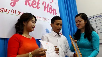 Trao thư chúc mừng, dặn vợ chồng không sinh con thứ 3