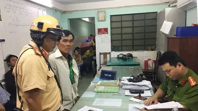 Tài xế mặc áo Grab giật điện thoại du khách ở quận 1