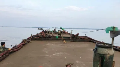 Bất chấp lệnh cấm biển, 4 tàu ngang nhiên hút cát lậu