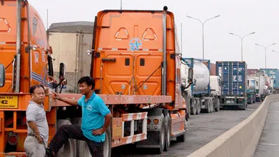 Chùm ảnh: Kẹt xe kinh hoàng ở cảng Cát Lái