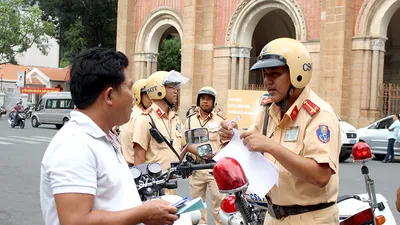  CSGT có được đi ngược chiều, vượt đèn đỏ?