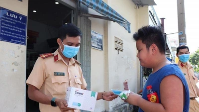 CSGT TP.HCM tặng khẩu trang cho người tới xử lý vi phạm