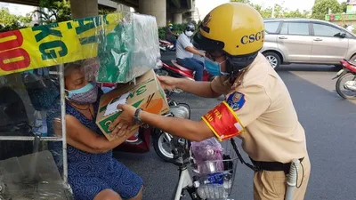 TP.HCM: CSGT tặng quà cho người nghèo bị ảnh hưởng COVID-19