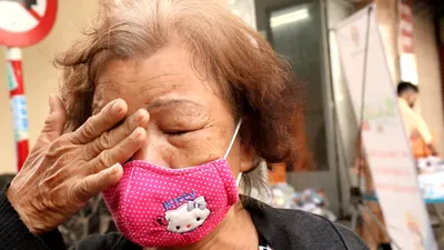 Nhiều người xúc động khi được CSGT TP.HCM tặng quà