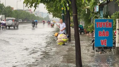 CSGT dầm mình móc rác, điều tiết giao thông dưới mưa ở Thủ Đức
