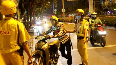 Vi phạm nồng độ cồn, trách CSGT 'xe bể bánh mà cũng bắt'
