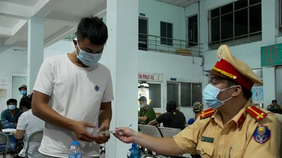 Kiểm tra ma túy tài xế ở bến Ngã Tư Ga, TP.HCM lúc nửa đêm
